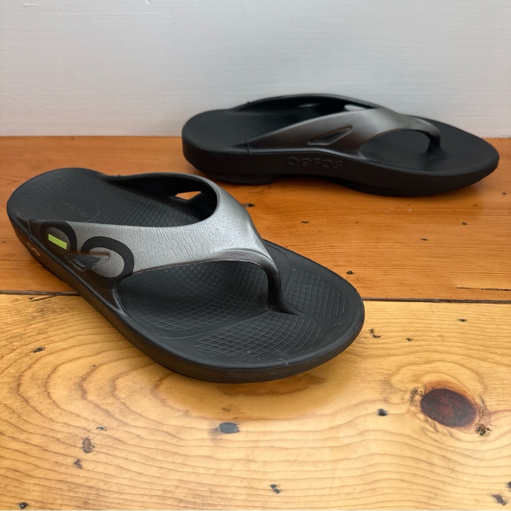 OOFOS OOlala Black Silver Green Slide Flip Flops Sandals Size M12 W14 Thong